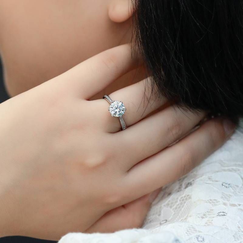 时来运转S925银镀白金莫桑钻女戒2.0克拉D级